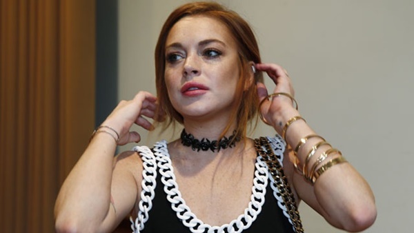 Lindsay Lohan bị chê thậm tệ lần đầu lên sân khấu