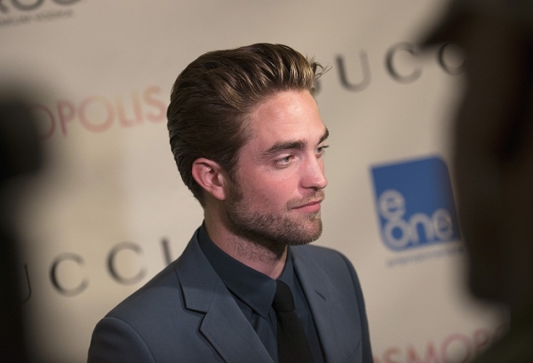 Bạn gái mới của Robert Pattinson nổi đóa vì bị chê xấu