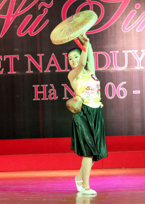 Thí sinh Phạm Thị Khánh Linh mở màn phần thi tài năng với điệu múa Duyên quê