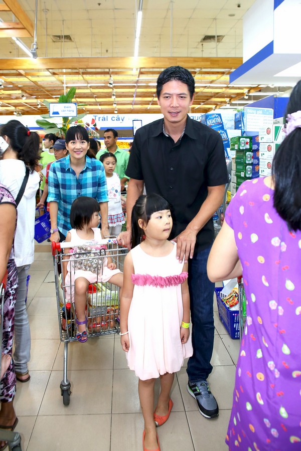 Theo chân gia đình Quyền Linh & Bình Minh đi siêu thị chọn thực phẩm nấu ăn cho bệnh nhân nghèo 2