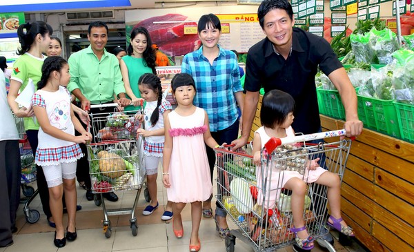 Theo chân gia đình Quyền Linh & Bình Minh đi siêu thị chọn thực phẩm nấu ăn cho bệnh nhân nghèo 3