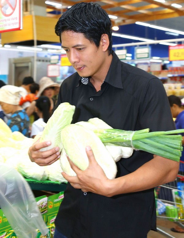 Theo chân gia đình Quyền Linh & Bình Minh đi siêu thị chọn thực phẩm nấu ăn cho bệnh nhân nghèo 5