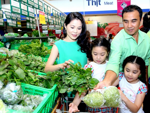 Theo chân gia đình Quyền Linh & Bình Minh đi siêu thị chọn thực phẩm nấu ăn cho bệnh nhân nghèo 6