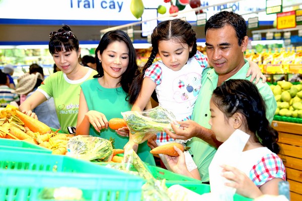 Theo chân gia đình Quyền Linh & Bình Minh đi siêu thị chọn thực phẩm nấu ăn cho bệnh nhân nghèo 8
