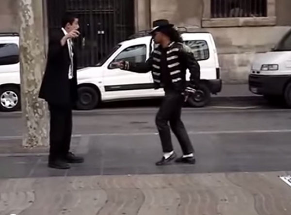 Dân mạng thán phục hai chàng trai nhảy điệu Michael Jackson