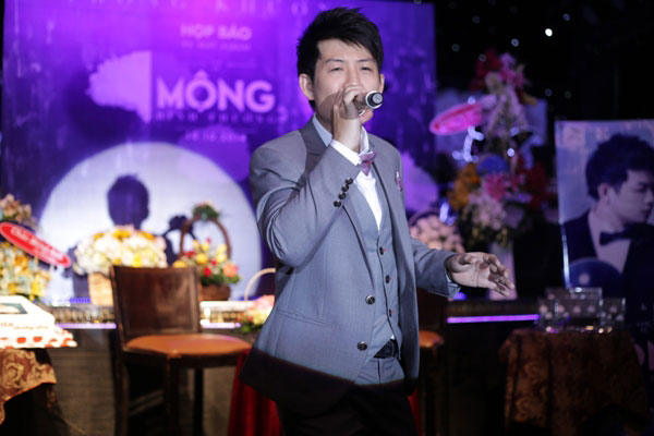 Trọng Khương 'mộng bình thường' trong ngày purple day 9