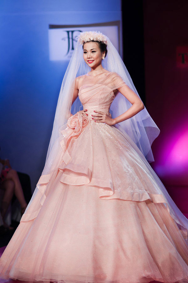 Bận rộn làm ‘siêu nhân’, Thanh Hằng vẫn tái xuất sàn catwalk làm cô dâu xinh đẹp 1