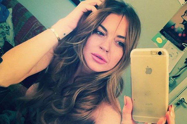 Lindsay Lohan bỏ diễn vì ốm nặng