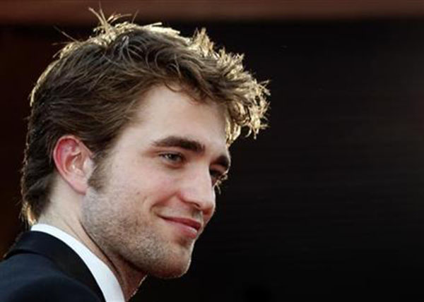 Robert Pattinson trở lại London vì bạn gái