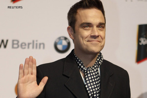 Robbie Williams bị tố lợi dụng chuyện sinh đẻ của vợ để quảng bá tour