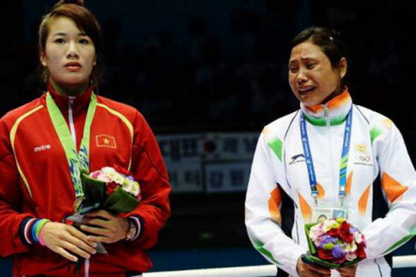 Nữ võ sỹ Ấn Độ 'ăn vạ' khi nhận huy chương ASIAD 2014