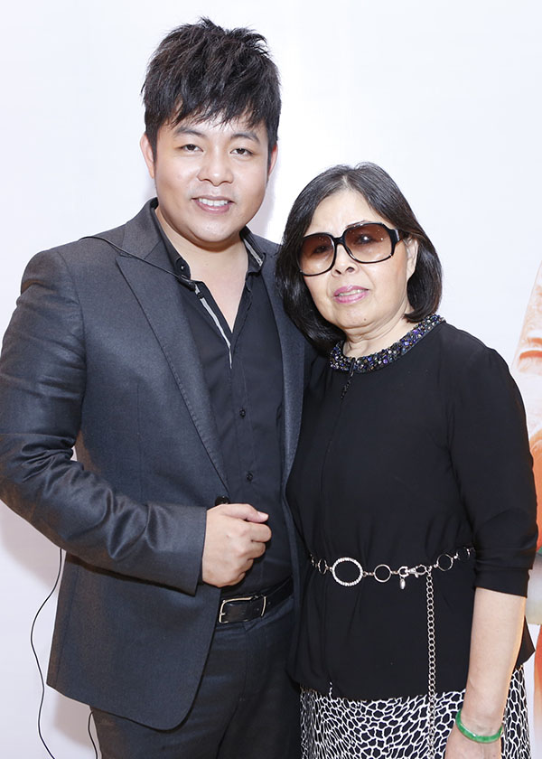 Mẹ ruột của Quang Lê từ Mỹ trở về để ủng hộ con trai