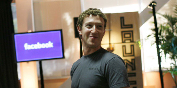 Mark Zuckerberg tại trụ sở Facebook trước giờ diễn ra một cuộc họp báo
