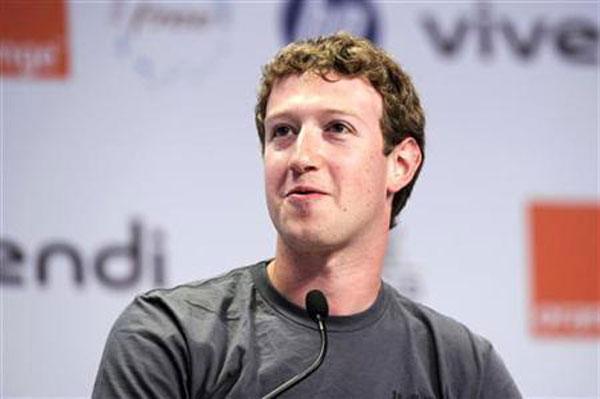 Mark Zuckerberg mặc áo pull xám tham dự diễn đàn G8 ở Paris, Pháp 