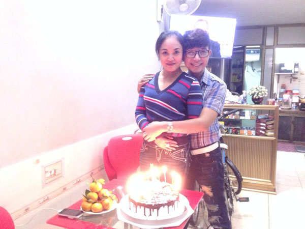 Long Nhật tự tay làm bánh tổ chức sinh nhật vợ 5