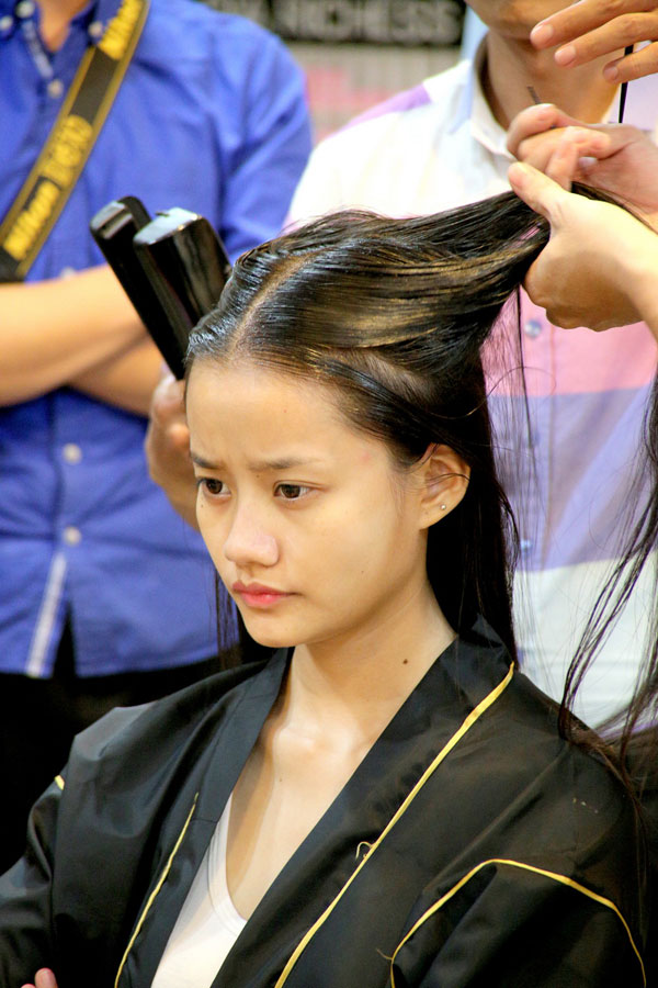 Chuyên gia Nhật test kiểu tóc cho Lynk Fashion show