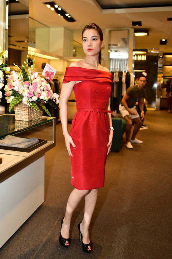 Trương Ngọc Ánh thay chiếc váy đỏ rực