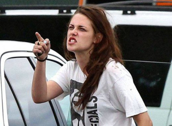    Kristen Stewart  - Điểm danh sao máu mặt thích đánh paparazzi