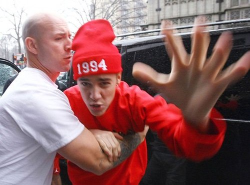 Justin Bieber - Điểm danh sao máu mặt thích đánh paparazzi