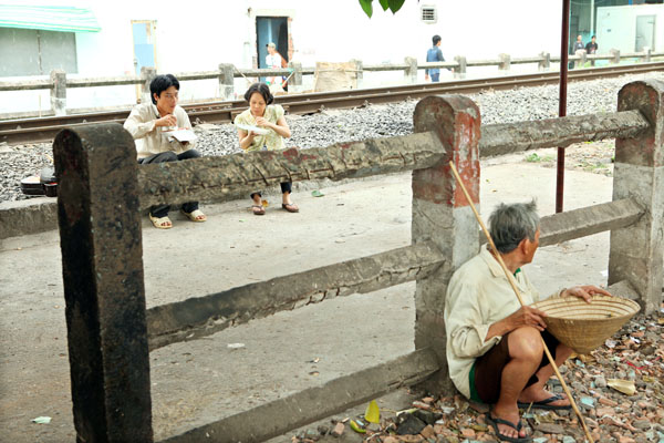 Nhiều cảnh quay đòi hỏi Việt Hương phải “lăn lộn” mưu sinh ở đường ray xe lửa