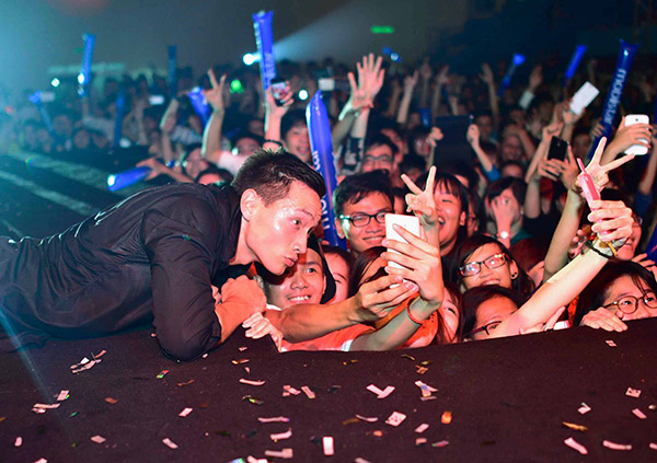 Kim Lý nằm sát xuống sân khấu để có thể chụp ảnh cùng fan