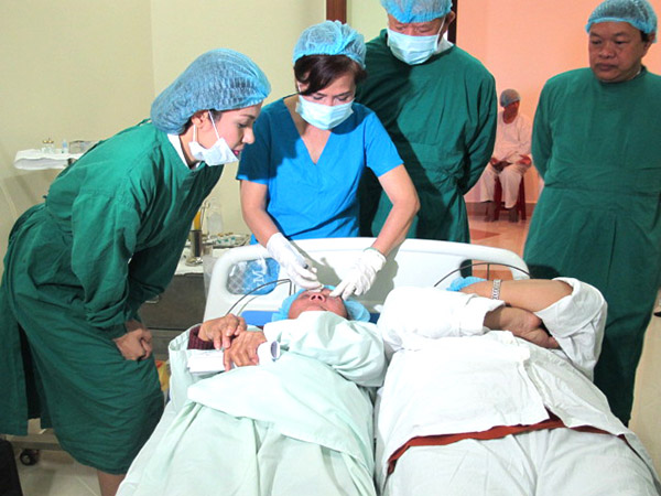 Việt Trinh có thêm một sinh nhật ý nghĩa khi cùng các mạnh thường quân tài trợ mổ mắt cho 400 bệnh nhân đục thủy tinh thể