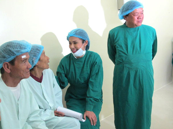 Việt Trinh hỏi thăm sức khỏe các bệnh nhân trước khi vào phòng mổ