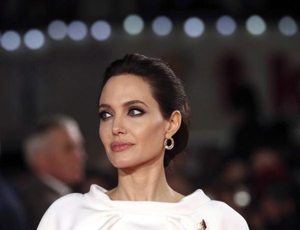Angelina Jolie một mình tới quảng trường Leicester (London, Anh) tham dự buổi ra mắt bộ phim mới Unbroken - Ảnh: AFP