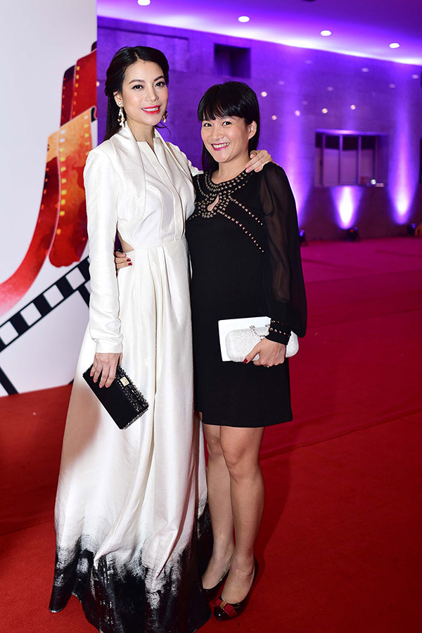 Trương Ngọc Ánh chụp ảnh cùng vợ của diễn viên Bình Minh