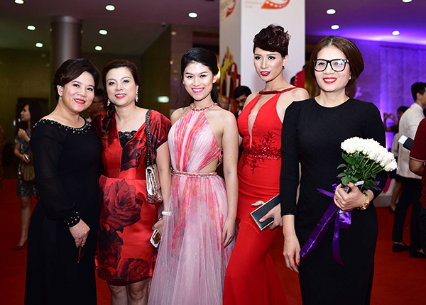  Lễ bế mạc diễn ra trang trọng với sự tham gia của nhiều gương mặt hoạt động trong làng nghệ thuật Việt Nam và quốc tế