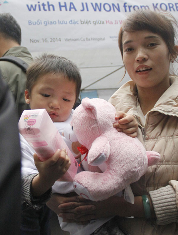Ha Ji Won tận tay trao hơn 700 phần quà cho trẻ em dị tật hở hàm ếch 11