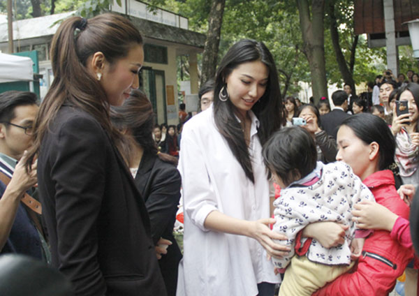 Ha Ji Won tận tay trao hơn 700 phần quà cho trẻ em dị tật hở hàm ếch 12