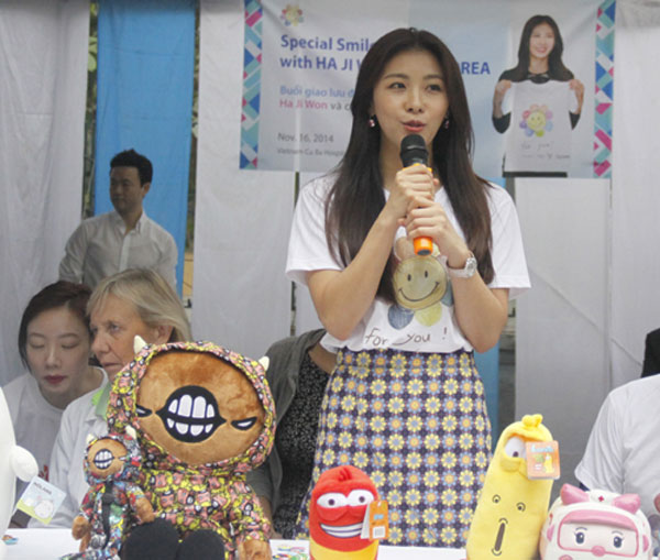 Ha Ji Won tận tay trao hơn 700 phần quà cho trẻ em dị tật hở hàm ếch 7