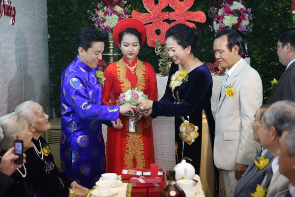 Ngay trong sáng nay, lễ tân hôn của Lam Trường và Yến Phương đã diễn ra tại nhà riêng của chú rể 1