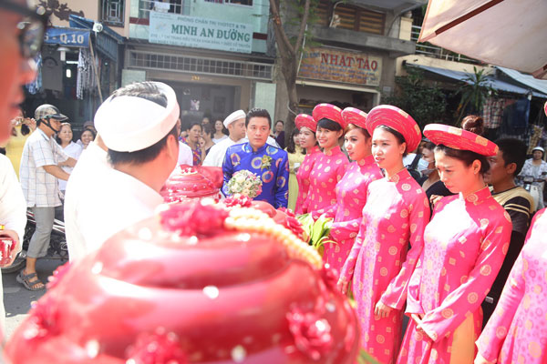 Ngay trong sáng nay, lễ tân hôn của Lam Trường và Yến Phương đã diễn ra tại nhà riêng của chú rể 4