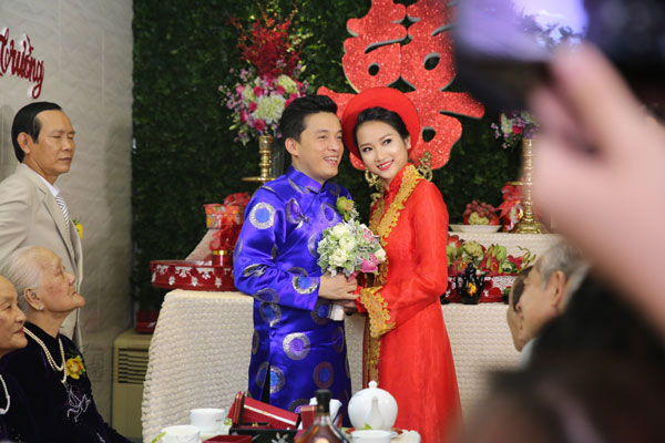 Ngay trong sáng nay, lễ tân hôn của Lam Trường và Yến Phương đã diễn ra tại nhà riêng của chú rể 5