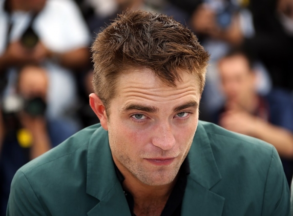 Robert Pattinson muốn giới thiệu Kristen Stewart với bạn gái xấu lạ