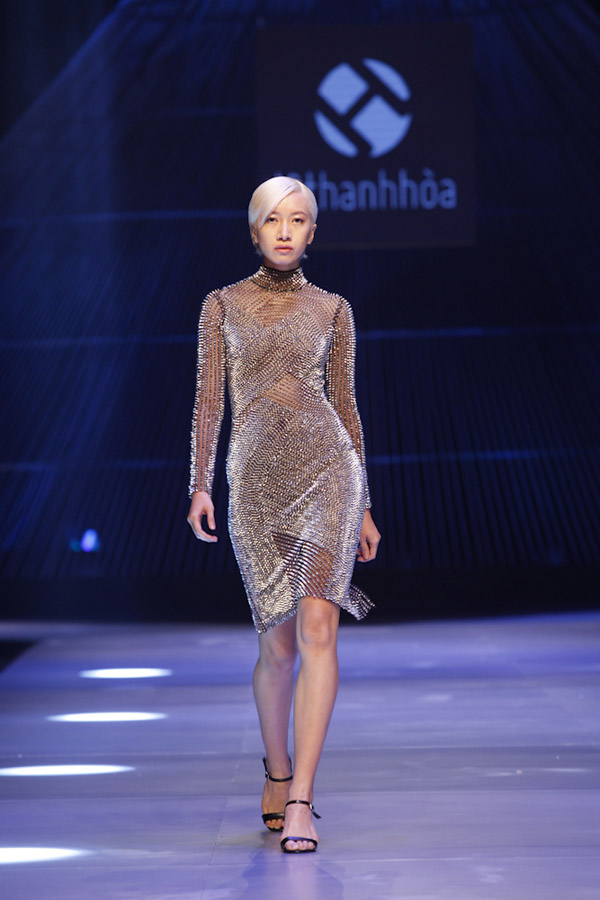 MiCùng ngắm những bộ trang phục đẹp mắt trong bộ sưu tập Hoa của nhà thiết kế Lê Thanh Hòa 7