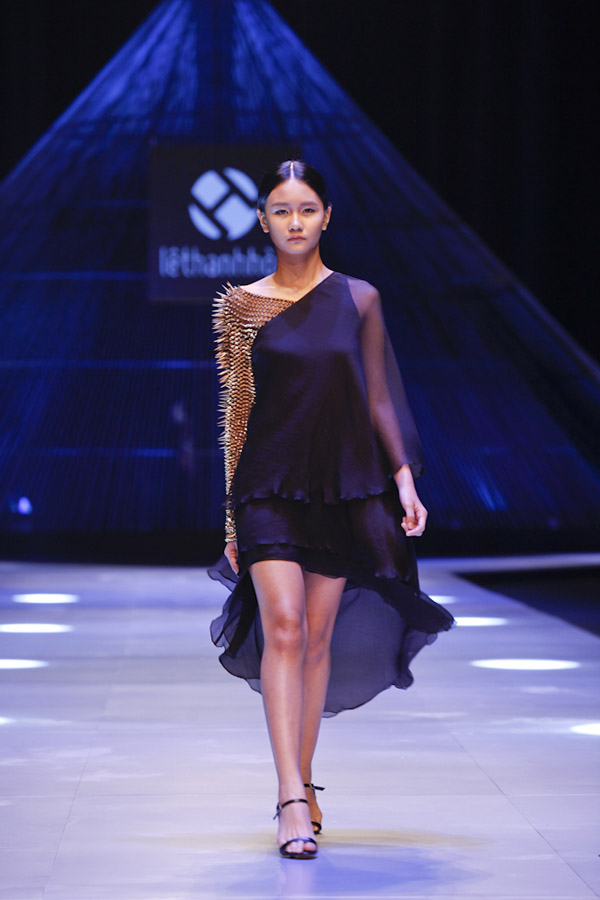 MiCùng ngắm những bộ trang phục đẹp mắt trong bộ sưu tập Hoa của nhà thiết kế Lê Thanh Hòa 8