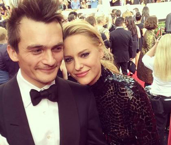 Rupert Friend và Aimee Mullins luôn sánh vai bên nhau trong một năm qua - Ảnh: Instagram