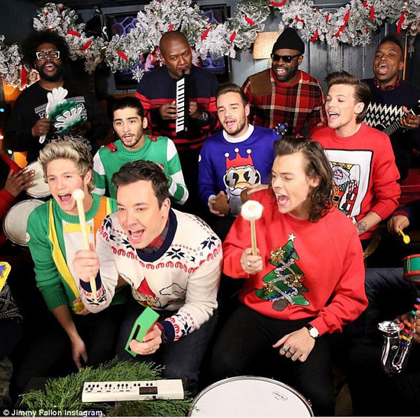 Các chàng trai của nhóm nhạc One Direction hát mừng Giáng sinh trong chương trình The Tonight Show để không khí ngày lễ được sôi động hơn.