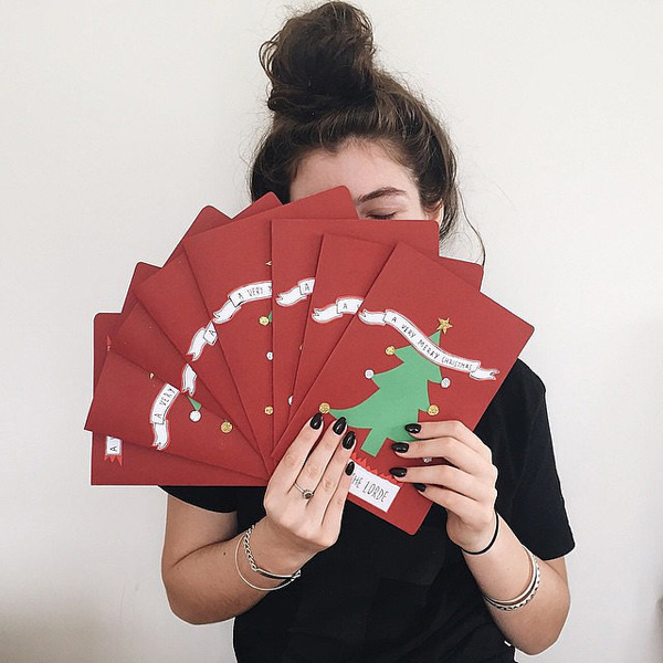 Ngôi sao âm nhạc Lorde hào hứng khoe thiệp chúc mừng Giáng sinh mà cô sẽ gửi tặng người thân vào dịp lễ.
