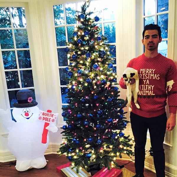 Nam ca sĩ, diễn viên người Mỹ Joe Jonas khoe cây thông Noel anh vừa trang trí cùng hình nộm người tuyết trong nhà của mình.