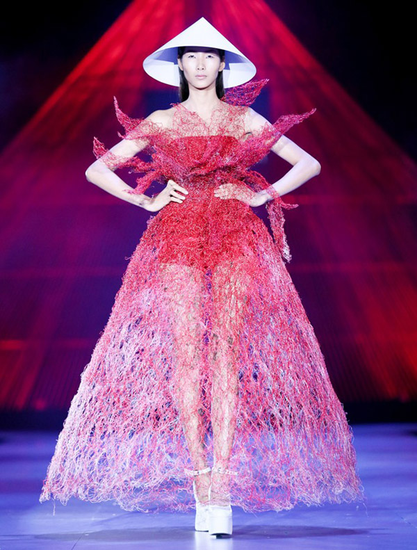 Hoàng Thùy catwalk đầy tự tin với chiếc váy nặng gần 10 kg của Hoàng Minh Hà