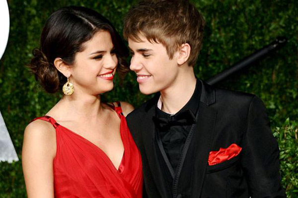 Chuyện tình cảm của Justin Bieber và Selena Gomez khiến người hâm mộ chóng mặt
