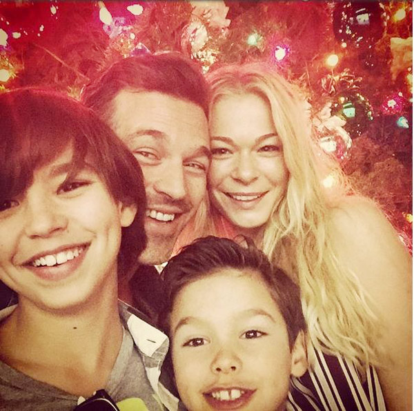 Nữ ca sĩ nhạc đồng quê LeAnn Rimes khoe ảnh cả gia đình đón Giáng sinh lên trang Instagram cá nhân. Vợ chồng cô đã có hai nhóc tì là Mason, 11 tuổi và Jake, 7 tuổi.