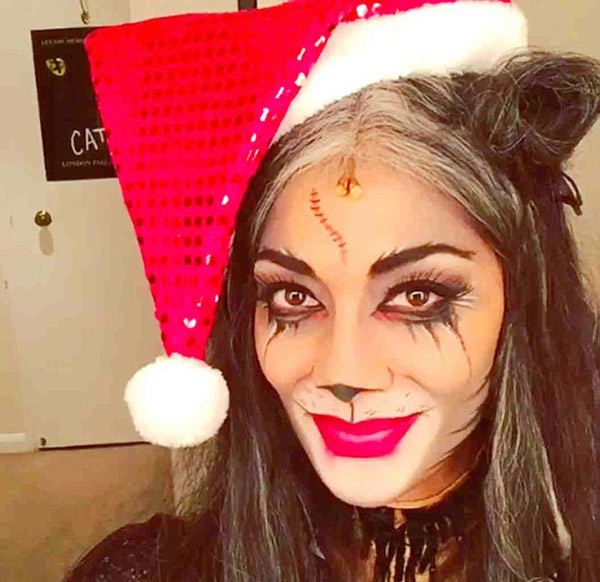 Ca sĩ nổi tiếng Nicole Scherzinger khiến nhiều fan phát hoảng khi gửi thông điệp Giáng sinh tới mọi người bằng hình ảnh trang điểm kinh dị. Nhiều người còn cho rằng ngôi sao 36 tuổi này nhầm lễ Giáng sinh thành lễ hội hóa trang.