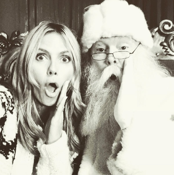 Siêu mẫu Heidi Klum đùa vui với ông già Noel trong đêm Giáng sinh. Cô chia sẻ bức ảnh lên trang Instagram cùng chú thích: “Ông già Noel à. Tôi đã được đùa nghịch thỏa thích rồi”.
