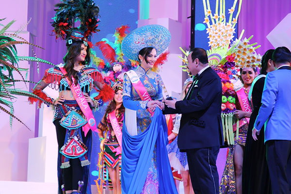 Diệu Linh nhận giải Trang phục dân tộc đẹp nhất