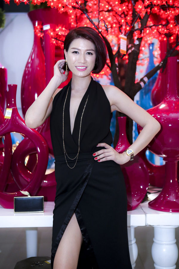 Trang Trần diện váy xẻ cao táo bạo